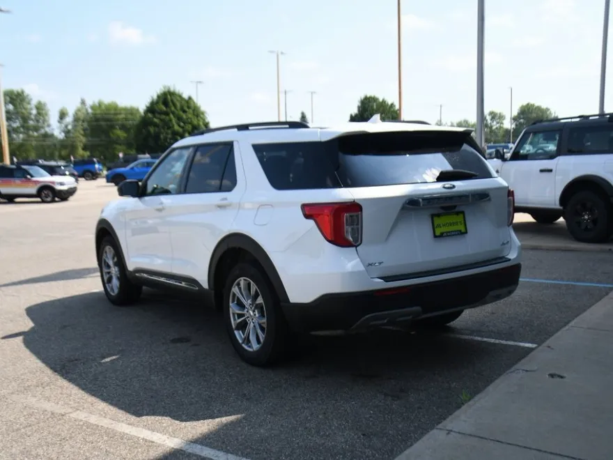2023 Ford Explorer XLT photo 1