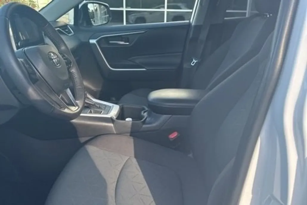 2024 Toyota RAV4 XLE photo 1