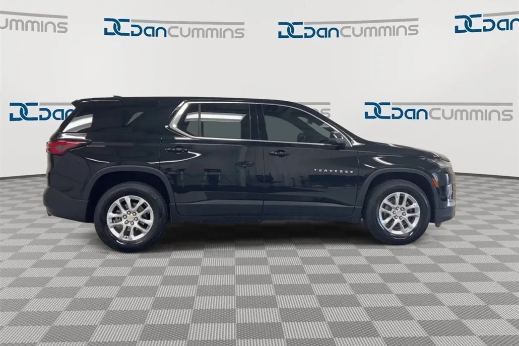 2023 Chevrolet Traverse LS photo 1