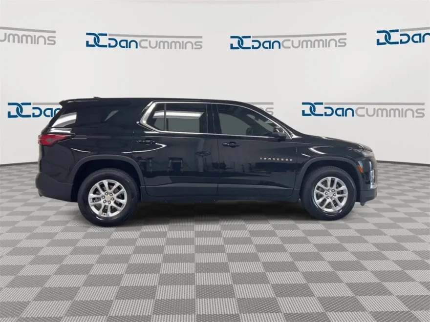 2023 Chevrolet Traverse LS photo 1