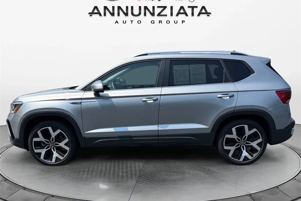 2022 Volkswagen Taos SEL photo 1