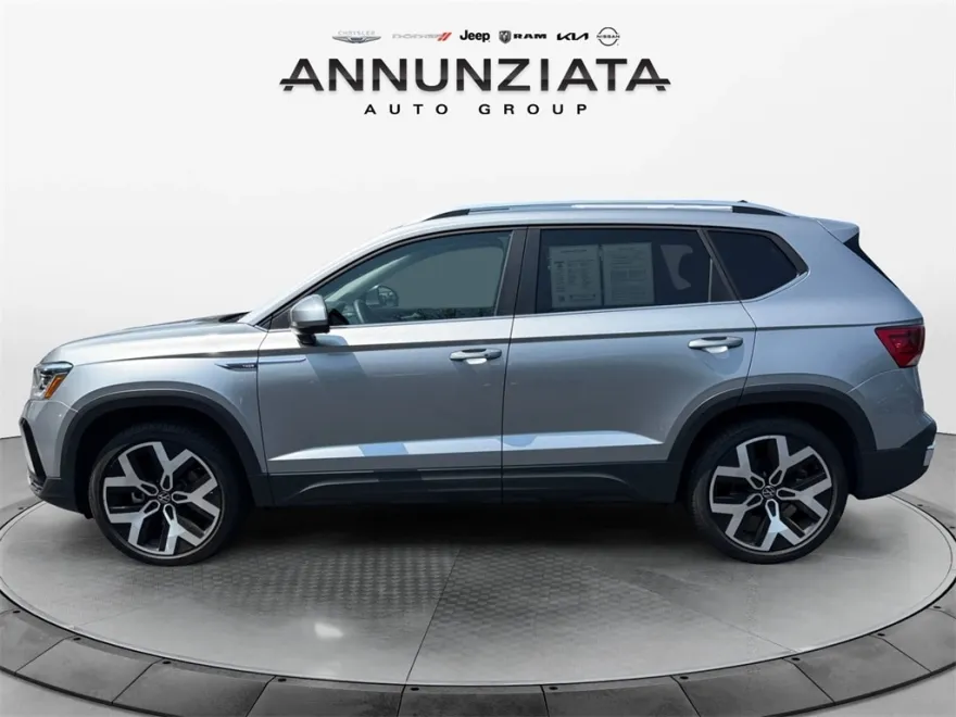 2022 Volkswagen Taos SEL photo 1