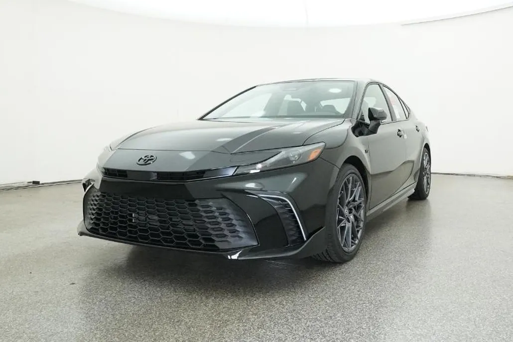 2025 Toyota Camry SE photo 1