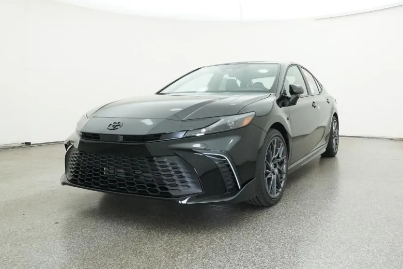 2025 Toyota Camry SE photo 1