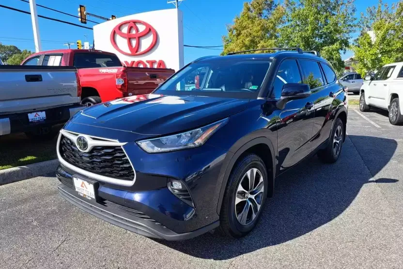 2020 Toyota Highlander XLE photo 1