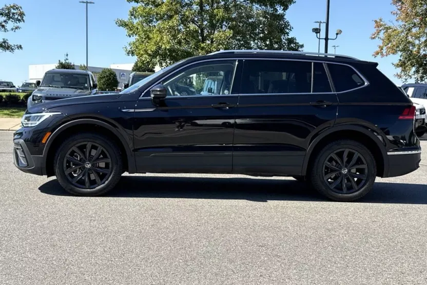2024 Volkswagen Tiguan SE Wolfsburg Edition photo 1