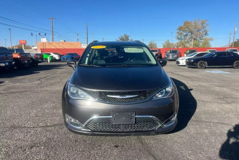 2019 Chrysler Pacifica Touring L photo 1