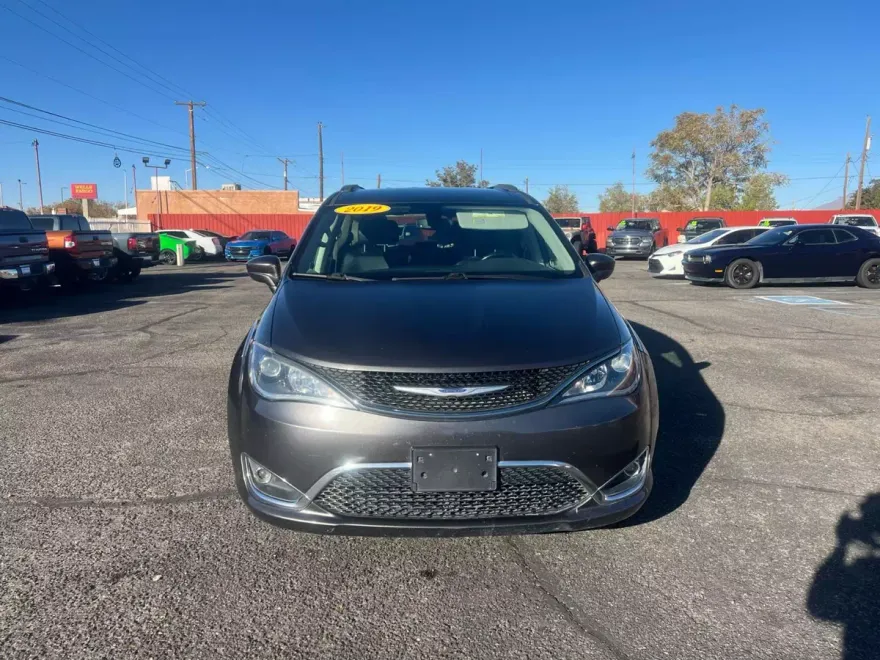 2019 Chrysler Pacifica Touring L photo 1