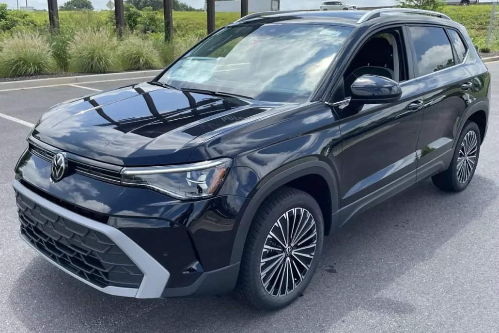2025 Volkswagen Taos SE photo 1