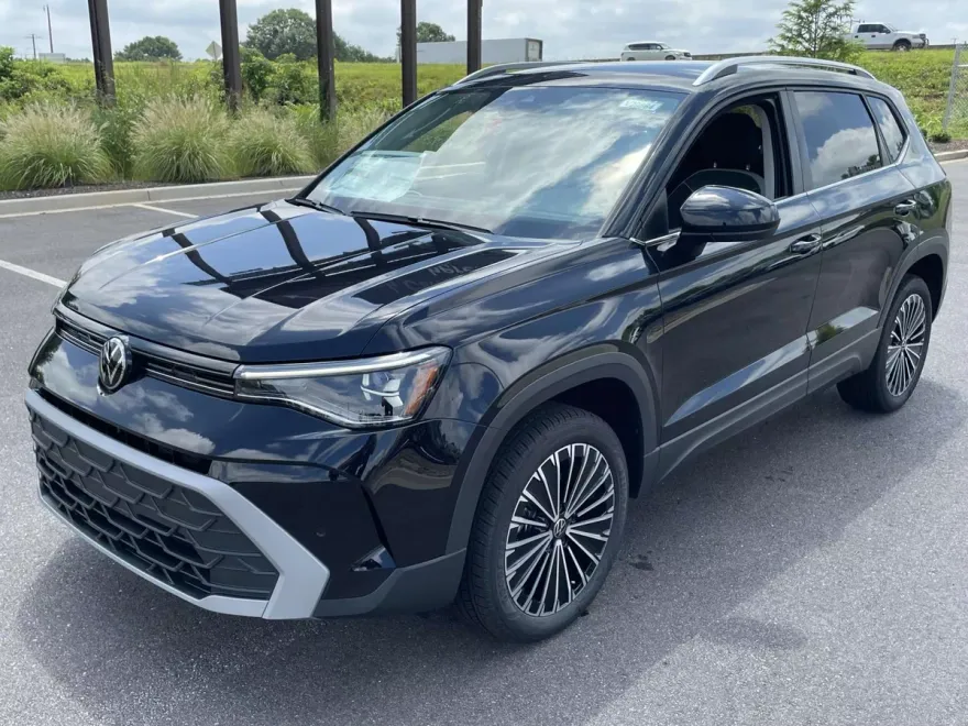 2025 Volkswagen Taos SE photo 1
