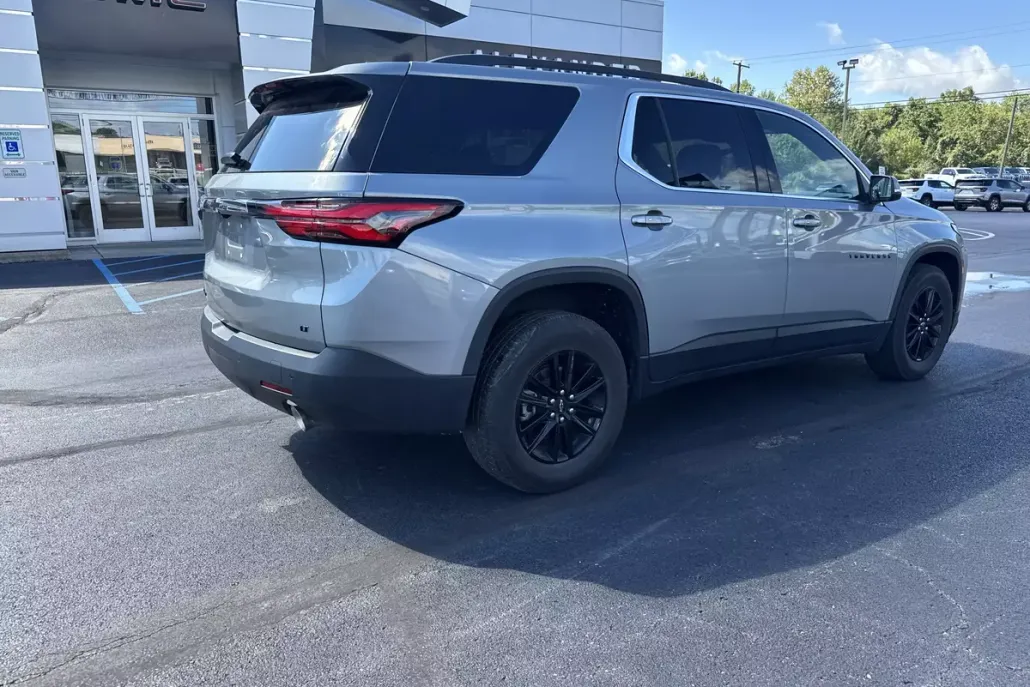 2023 Chevrolet Traverse Cloth 1LT photo 1