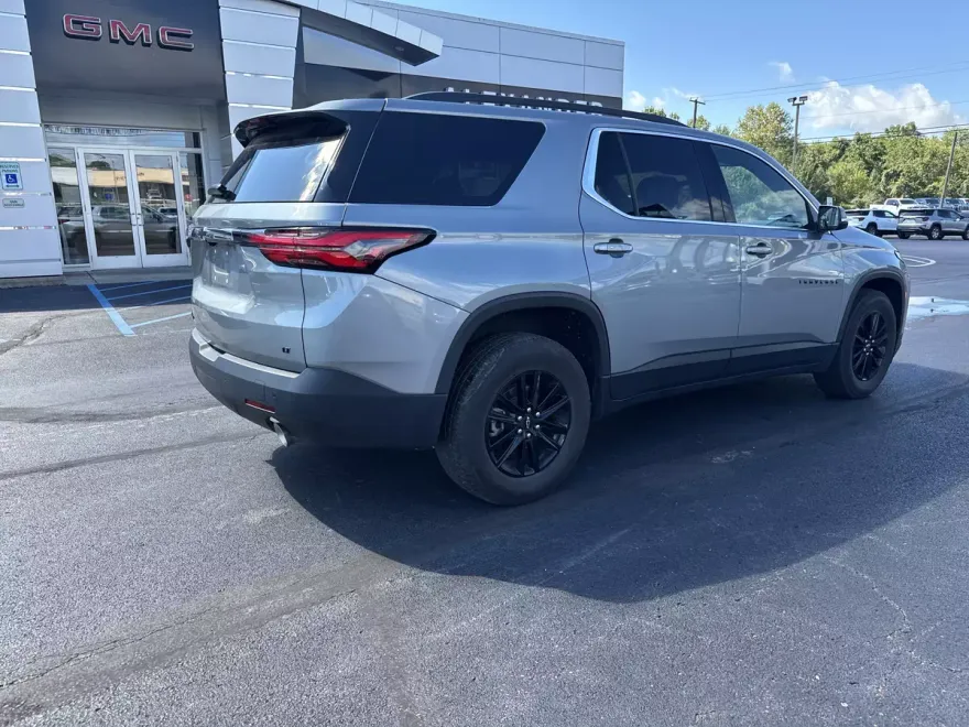 2023 Chevrolet Traverse Cloth 1LT photo 1