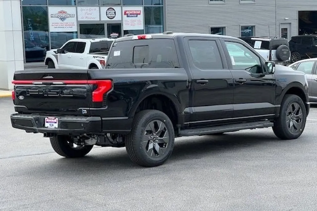 2025 Ford F-150 Lightning Lariat photo 1
