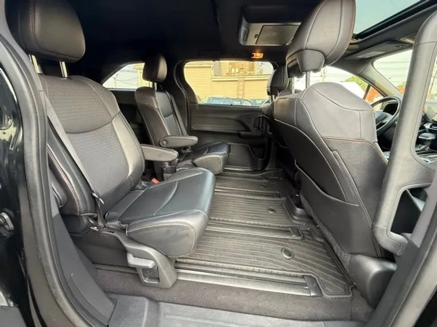 2022 Toyota Sienna XSE photo 23