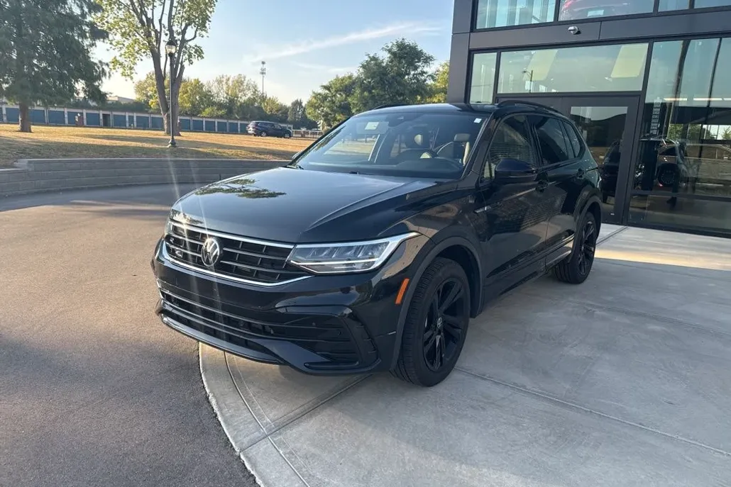 2024 Volkswagen Tiguan SE R-Line Black photo 1