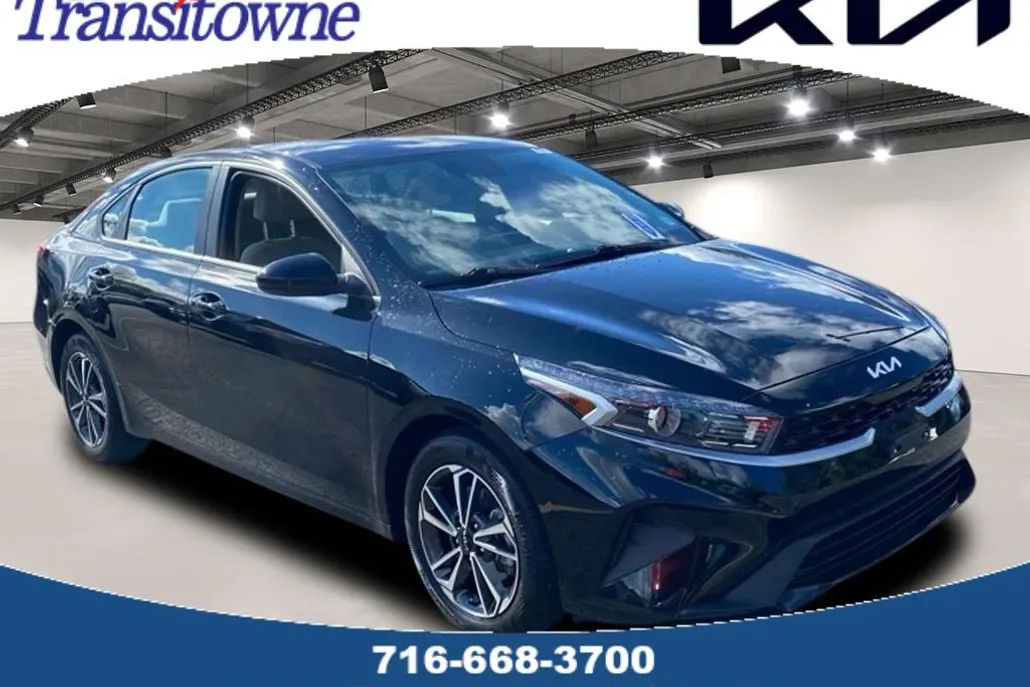 2023 Kia Forte LXS photo 1