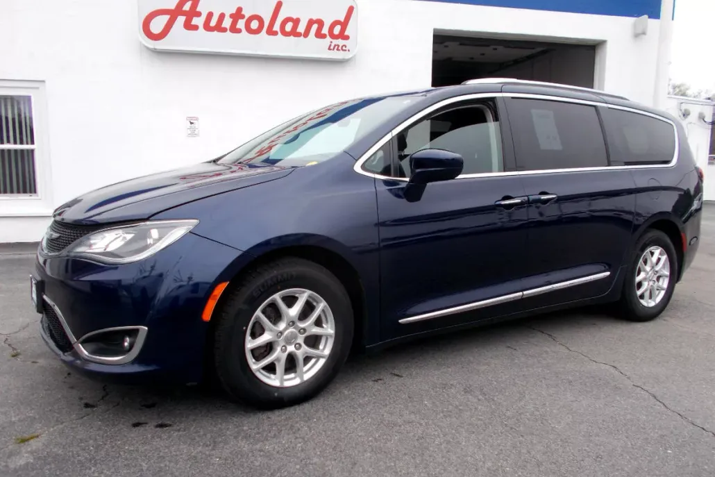 2020 Chrysler Pacifica Touring L photo 1