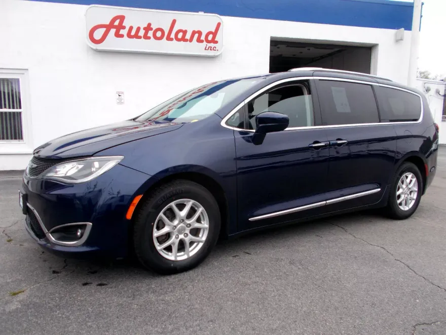 2020 Chrysler Pacifica Touring L photo 1