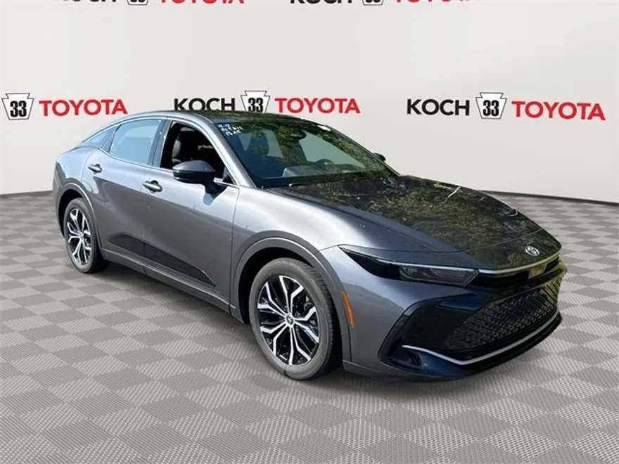2023 Toyota Crown XLE photo 1