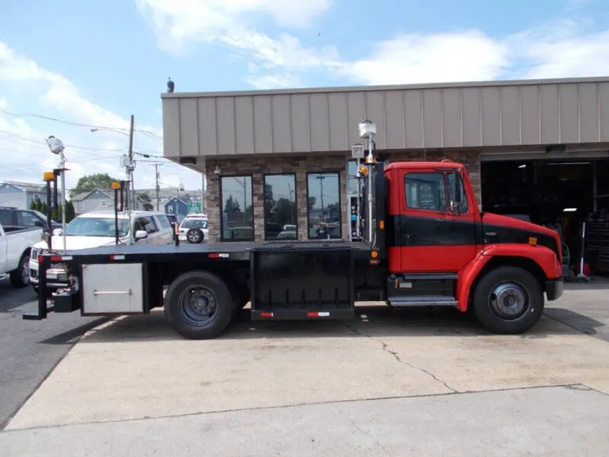 1999 Freightliner FL60 photo 1