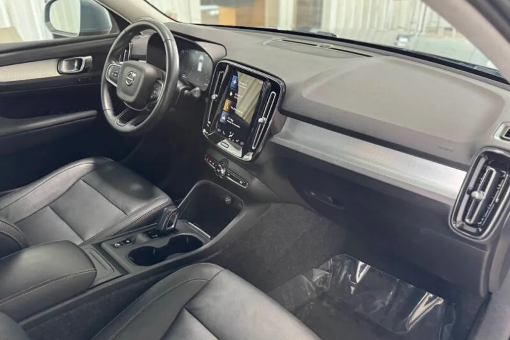 2021 Volvo XC40 Momentum photo 1