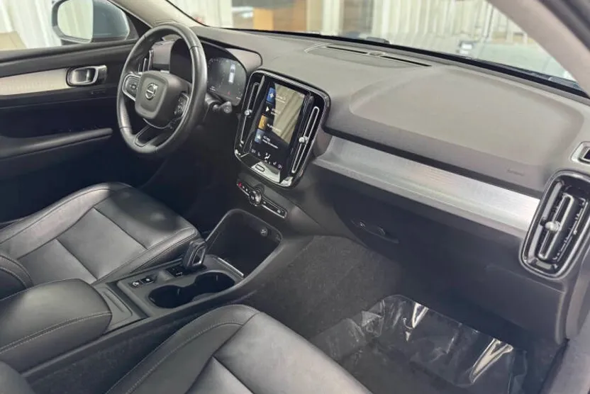 2021 Volvo XC40 Momentum photo 1