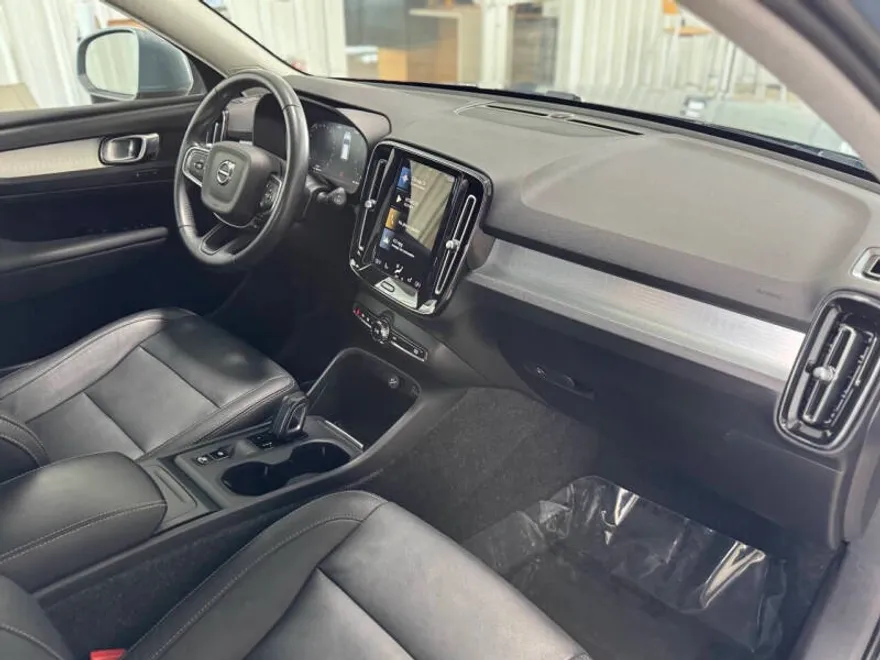 2021 Volvo XC40 Momentum photo 1