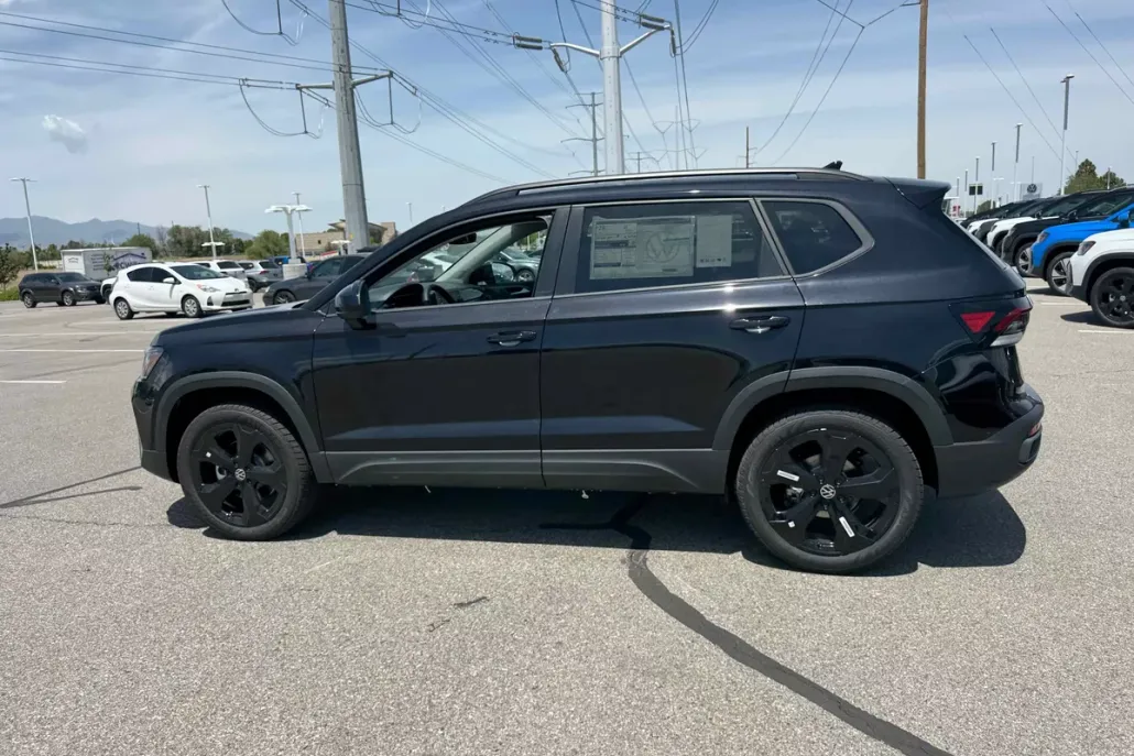 2025 Volkswagen Taos SE photo 1