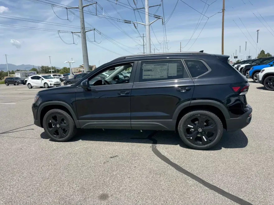 2025 Volkswagen Taos SE photo 1