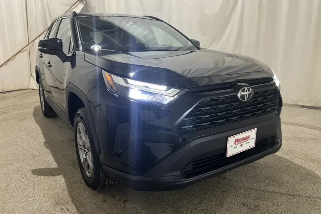 2023 Toyota RAV4 XLE photo 1