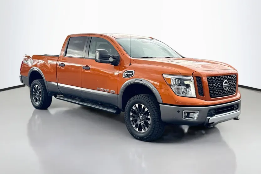 2019 Nissan Titan PRO-4X Crew Cab photo 1
