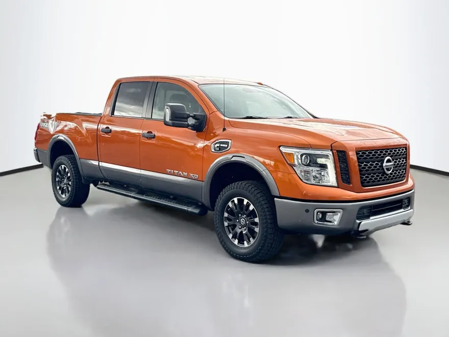 2019 Nissan Titan PRO-4X Crew Cab photo 1
