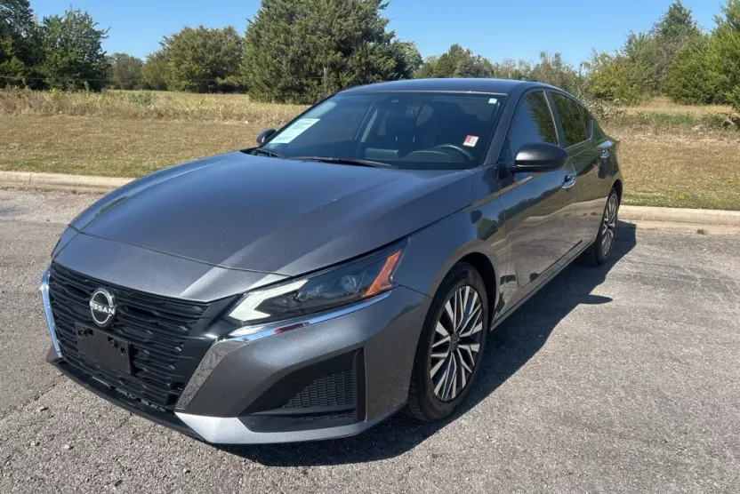2024 Nissan Altima 2.5 SV photo 1