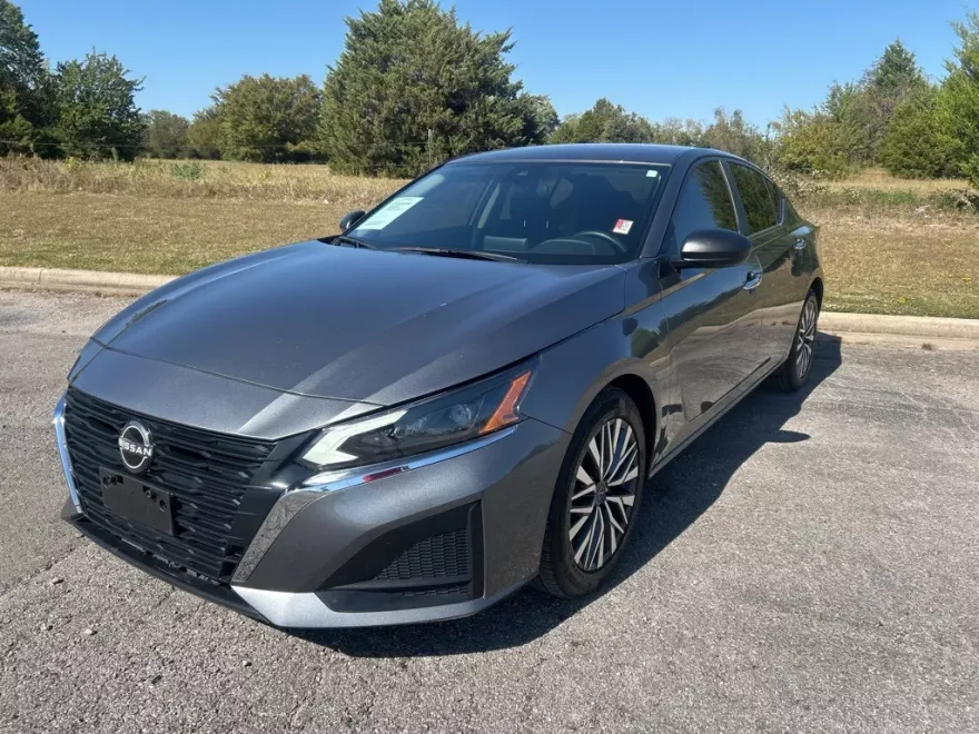 2024 Nissan Altima 2.5 SV photo 1