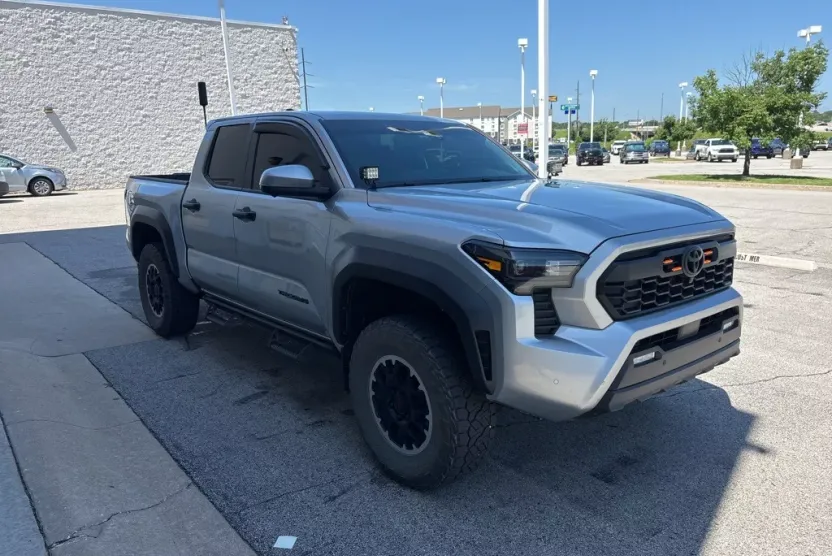 2024 Toyota Tacoma TRD Off-Road photo 1
