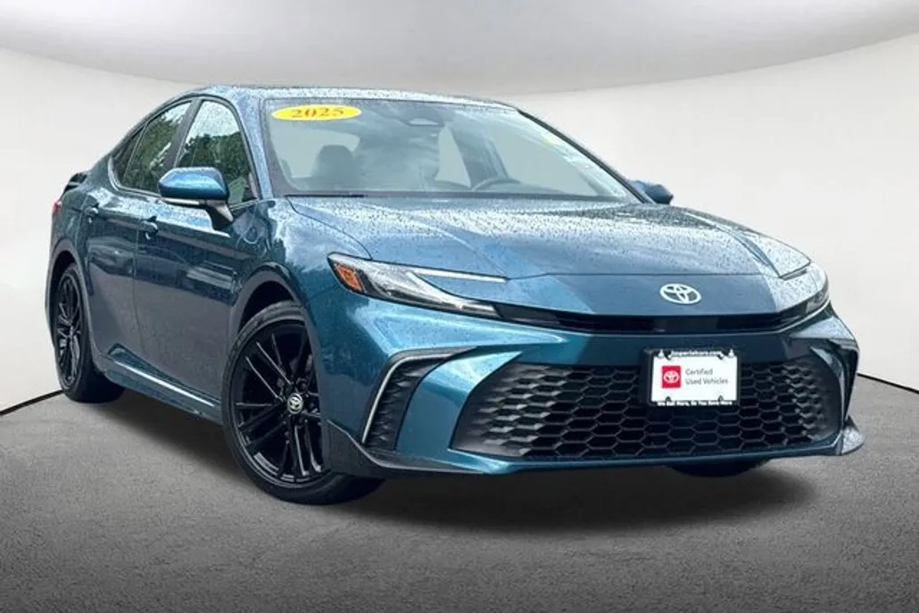 2025 Toyota Camry SE photo 1