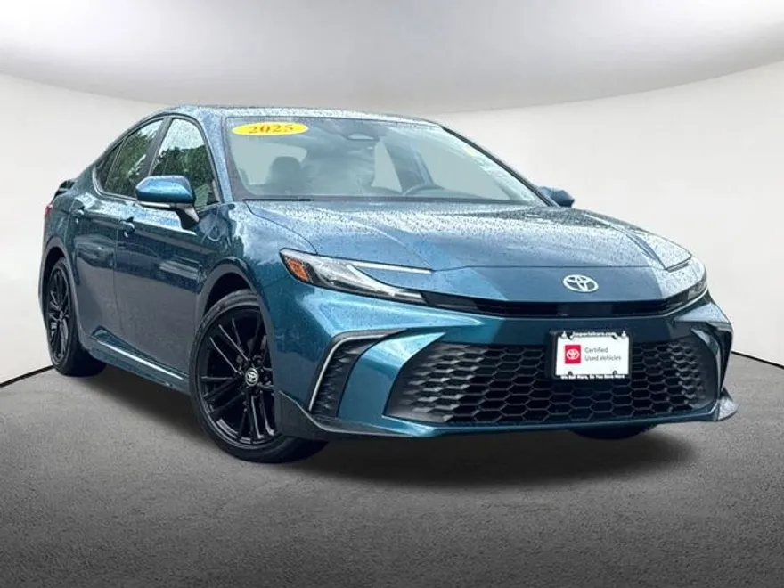 2025 Toyota Camry SE photo 1