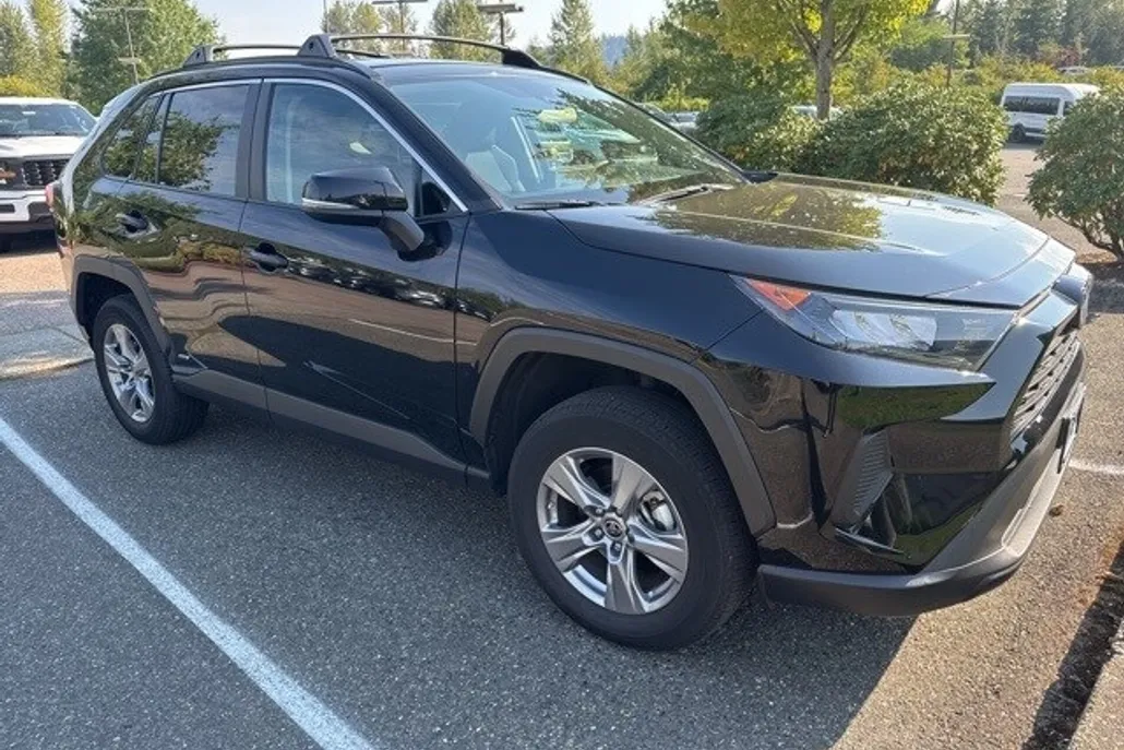 2022 Toyota RAV4 Hybrid LE photo 1