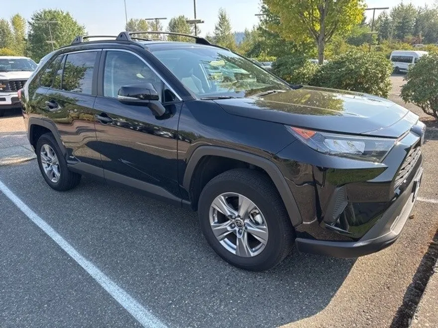 2022 Toyota RAV4 Hybrid LE photo 1