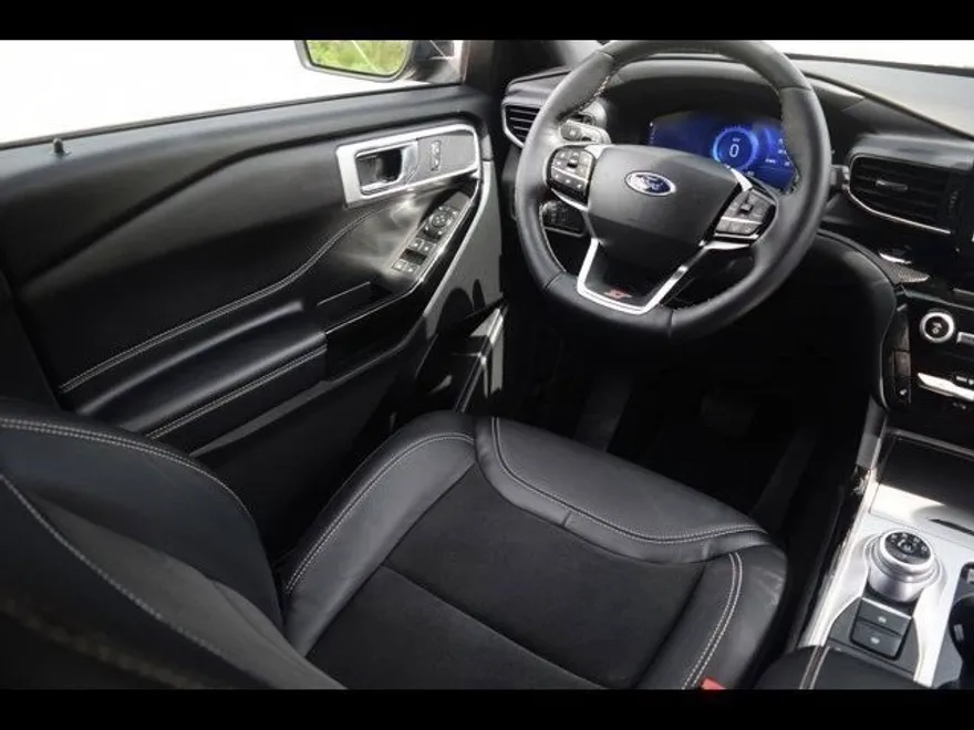 2022 Ford Explorer ST photo 1
