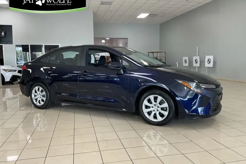 2023 Toyota Corolla LE photo 1
