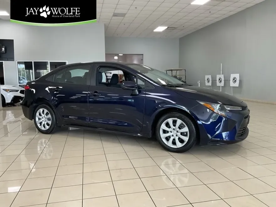 2023 Toyota Corolla LE photo 1