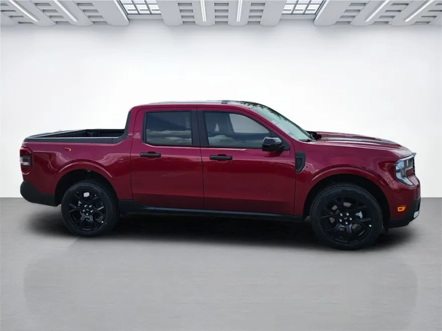 2025 Ford Maverick XLT photo 1