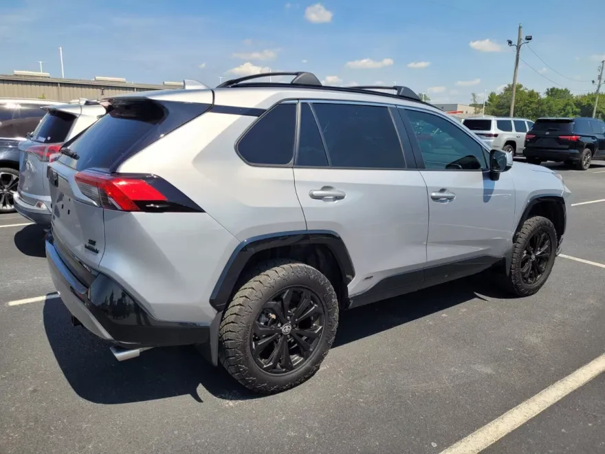 2022 Toyota RAV4 Hybrid SE photo 1