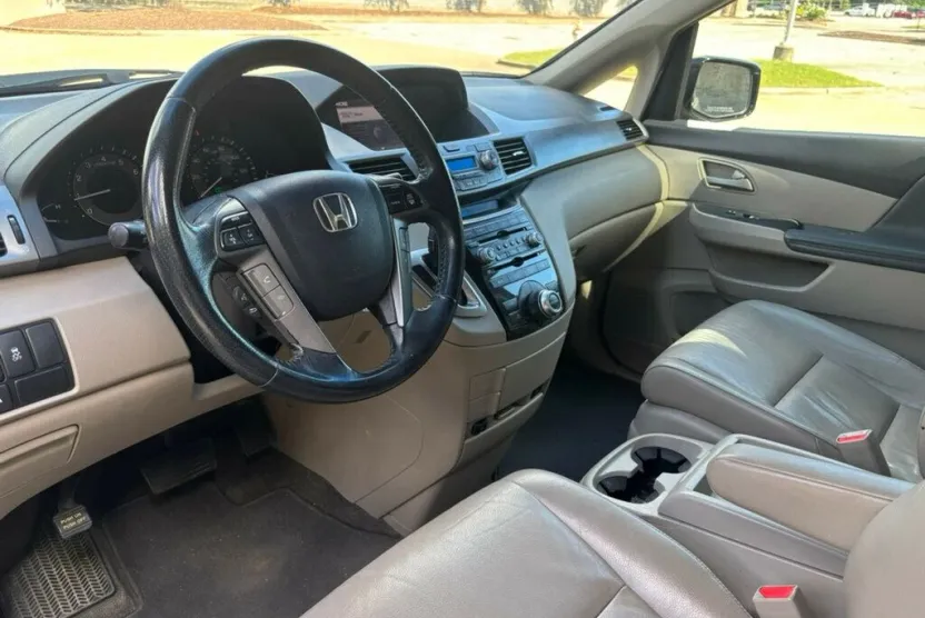 2012 Honda Odyssey Touring photo 1