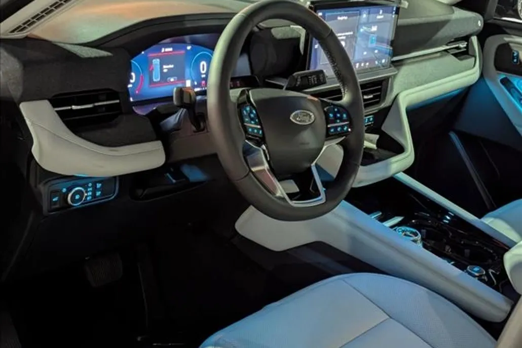 2025 Ford Explorer Platinum photo 1