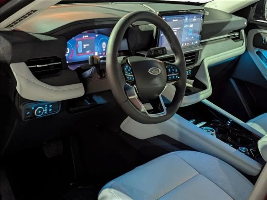 2025 Ford Explorer Platinum photo 1