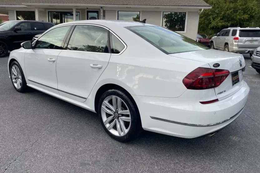 2017 Volkswagen Passat SE photo 1