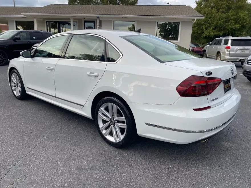 2017 Volkswagen Passat SE photo 1