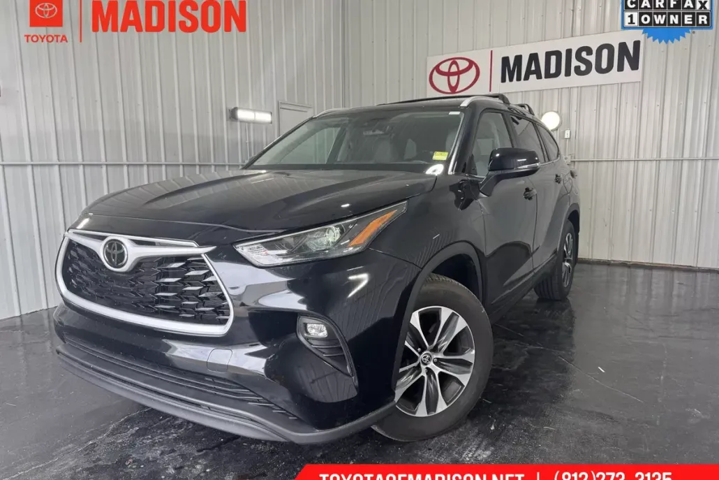2025 Toyota Highlander XLE photo 1